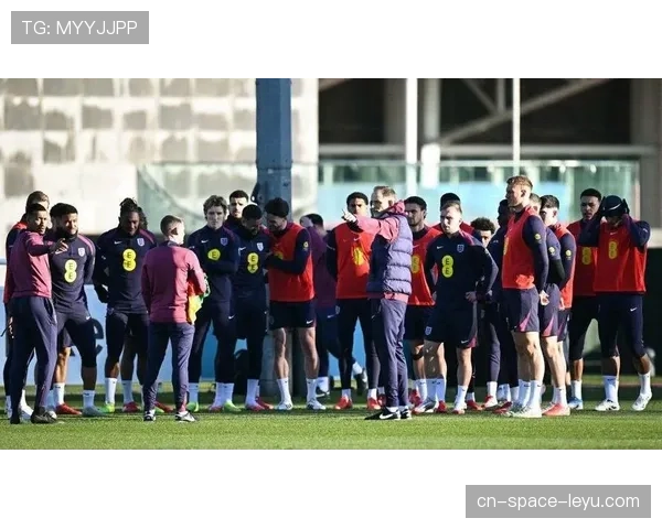 场边视角:图赫尔与安切洛蒂在教练席因一次界外球判罚激烈交流 场边视角:图赫尔与安切洛蒂在教练席因一次界外球判罚激烈交流